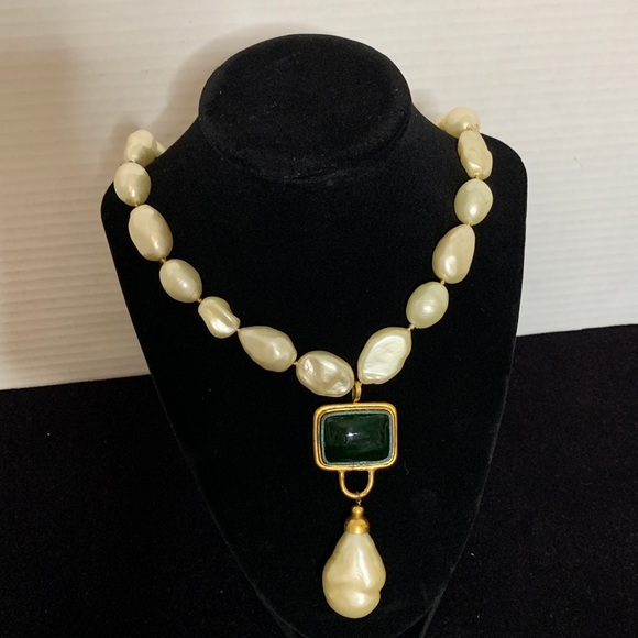 CHANEL Jewelry - Authentic Vintage Chanel Gripoix Green Stone Baroque Pearl Drop Necklace
